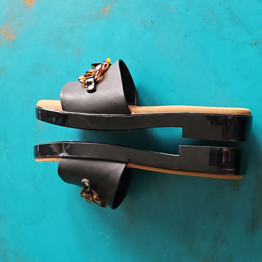 Yellow Box Black and Tan Slides. - Picture 7 of 12